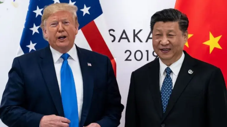 Los presidentes de Estados Unidos, Donald Trump, (i) y China, Xi Jinping, (d). INFOBAE