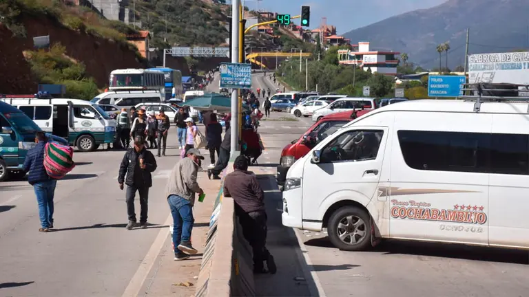 Imagen referencial de un punto de bloqueos en Cochabamba. DICO SOL&Iacute;S
