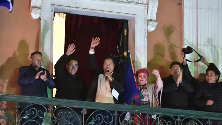 El presidente Luis Arce, desde el balc&oacute;n del Palacio Quemado./APG