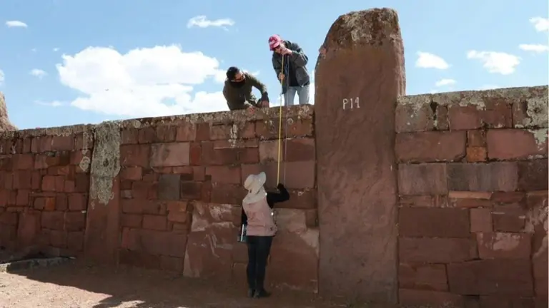 Restauraci&oacute;n de las esculturas y paredes de piedra del complejo arqueol&oacute;gico de Tiwanaku. EMBAJADA DE ESTADOS UNIDOS