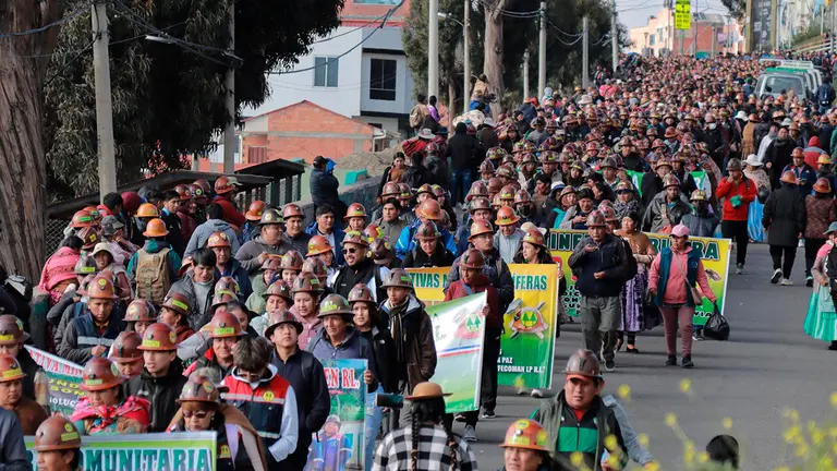 Marcha de evistas hacia la ciudad de La Paz. APG