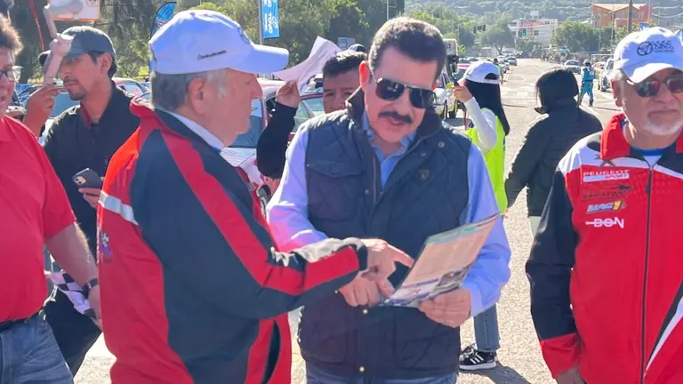 Manfred Reyes Villa en la inauguraci&oacute;n de la carrera automovil&iacute;stica, este 17 de mayo. GAMC