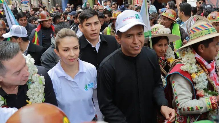 El candidato a presidente por Alianza Popular, Andr&oacute;nico Rodr&iacute;guez y su compa&ntilde;era de f&oacute;rmula, Mariana Prado, salen del Hotel Europa para la inscripci&oacute;n del binomio en el Tribunal Supremo Electoral (TSE). APG
