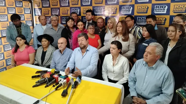Samuel Doria Medina (c), rodeado de sus candidatos y colaboradores, en una reciente conferencia de prensa en Cochabamba. MELISSA REVOLLO