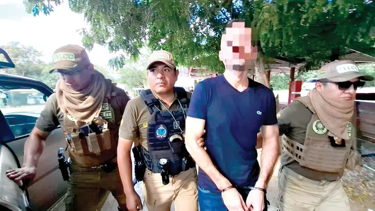 Antonio Parada Vaca es escoltado por miembros de la Polic&iacute;a Boliviana. ABI