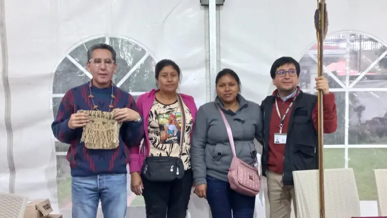 La candidata Dina Ie y la cacique del Consejo Yuqui, Yessica Noe (centro), junto a funcionarios del TSE, este 19 de mayo.  CONSEJO YUQUI