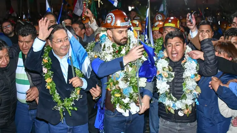 El presidente, Luis Arce, (d) y el presidente del MAS, Grover Garc&iacute;a (d) acompa&ntilde;an a Eduardo del Castillo (c) en su inscripci&oacute;n de candidatura en instalaciones del TSE. APG