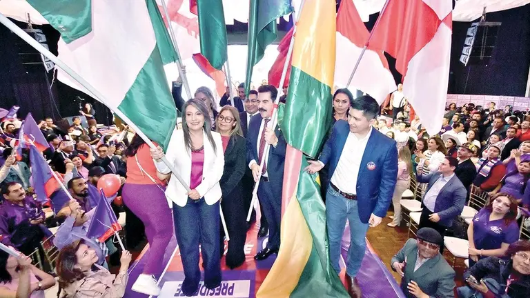 Manfred Reyes Villa en la presentaci&oacute;n de sus candidatos./ DICO SOL&Iacute;S