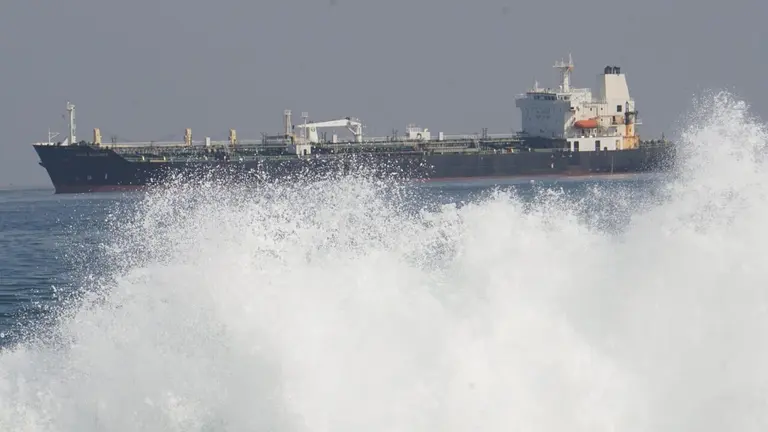 Al menos seis buques aguardan descarga de combustibles en Arica; marejadas lo impiden. APG