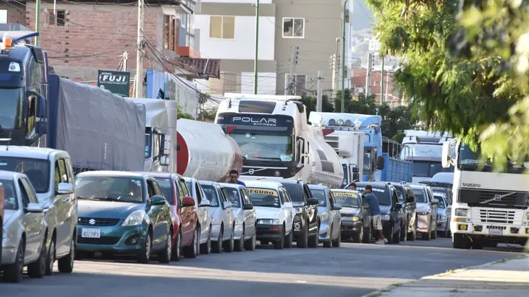 Imagen referencial de filas en espera de combustible en surtidores de la ciudad de Cochabamba. DICO SOL&Iacute;S