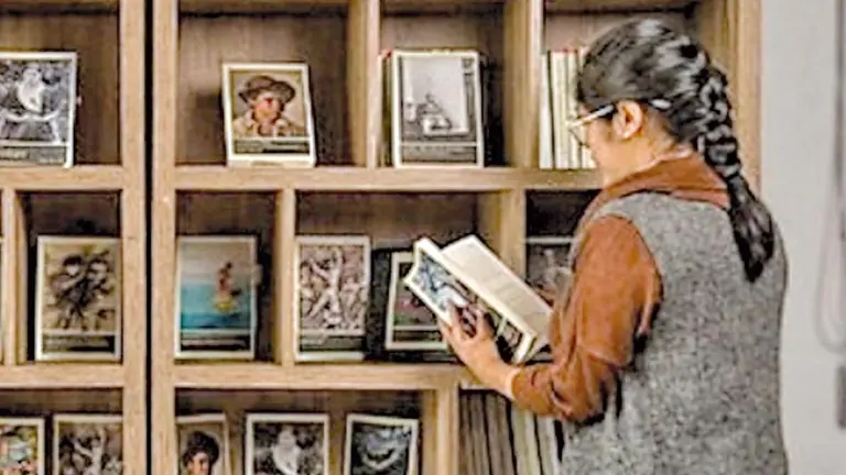 Una lectora aprecia un texto producido por la Biblioteca del Bicentenario./ VICEPRESIDENCIA