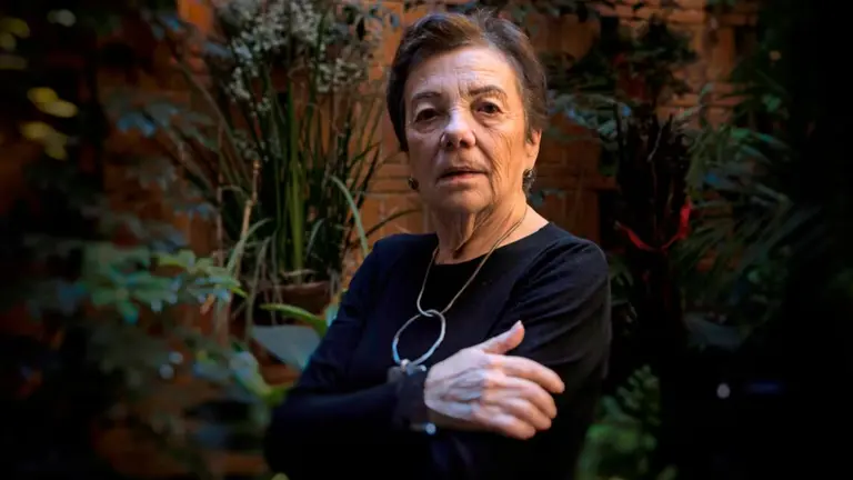 La fot&oacute;grafa mexicana Graciela Iturbide posa para un retrato en su casa de Ciudad de M&eacute;xico, en marzo de 2022. H&Eacute;CTOR GUERRERO