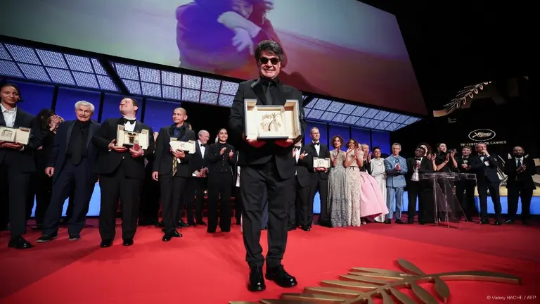 El cineasta iran&iacute; Jafar Panahi exhibe la Palma de Oro obtenida en Cannes 2025. FESTIVAL DE CANNES