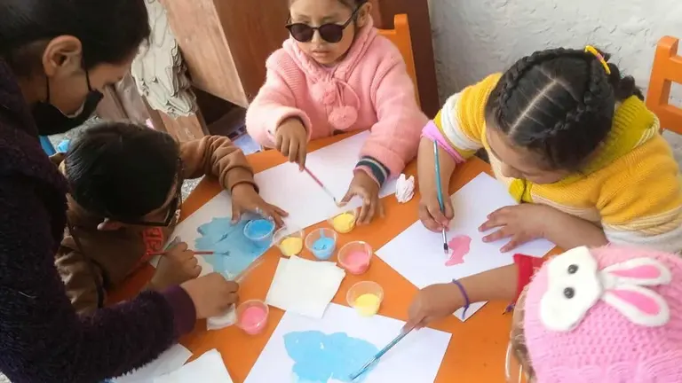 Ni&ntilde;as con ceguera en el taller del Museo Nacional de Arte. MNA