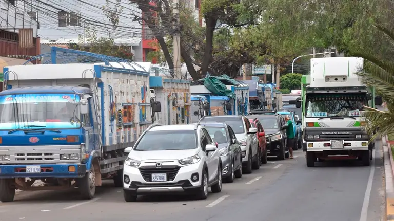 Veh&iacute;culos forman una fila de cuadras en un surtidor de Cochabamba. NO&Eacute; PORTUGAL