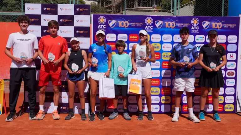Los ganadores del torneo internacional, en el pa&iacute;s.  FBT