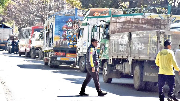 Las filas de veh&iacute;culos persisten en los surtidores de Cochabamba./ DICO SOL&Iacute;S