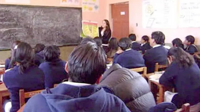 Estudiante pasan clases en un colegio de La Paz./ ARCHIVO