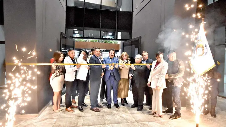 Acto de inauguraci&oacute;n del nuevo edificio municipal, anoche./ DICO SOL&Iacute;S