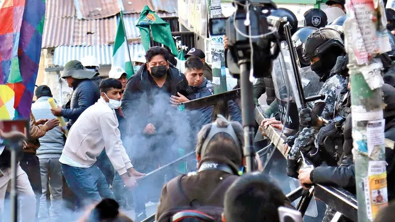 Caos y gasificaci&oacute;n durante la tercera jornada de la marcha &ldquo;evista&rdquo; en la sede de Gobierno./ APG