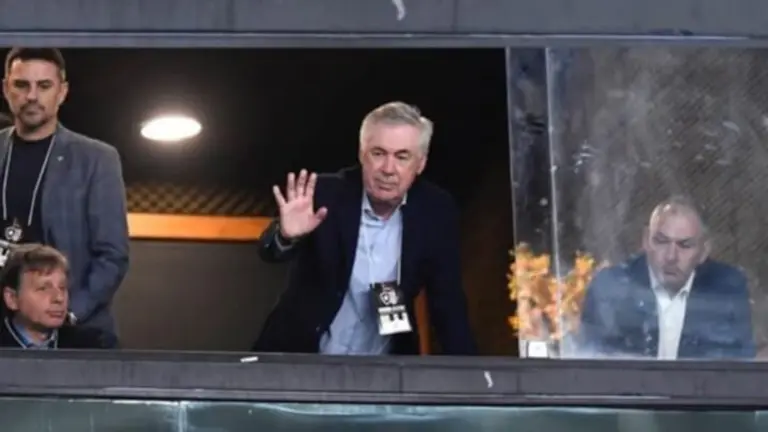 Carlo Ancelotti apreciando un juego de Copa Libertadores. FUTBOL22.