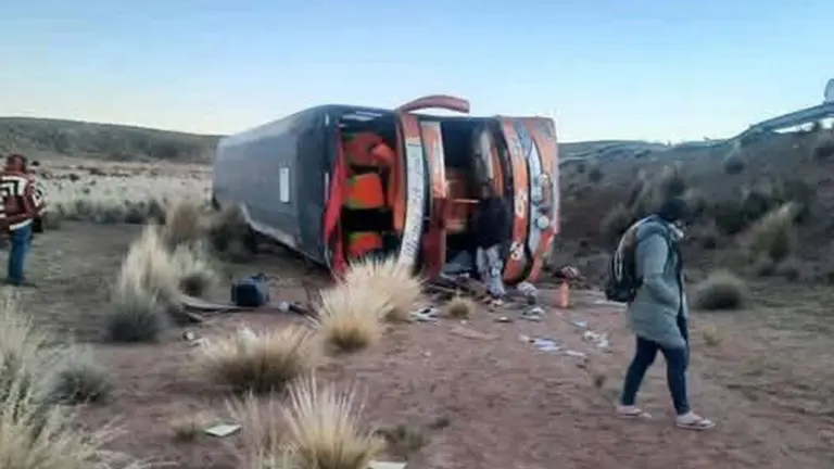 El bus que se volc&oacute; en la carretrea La Paz - Uyuni. RRSS