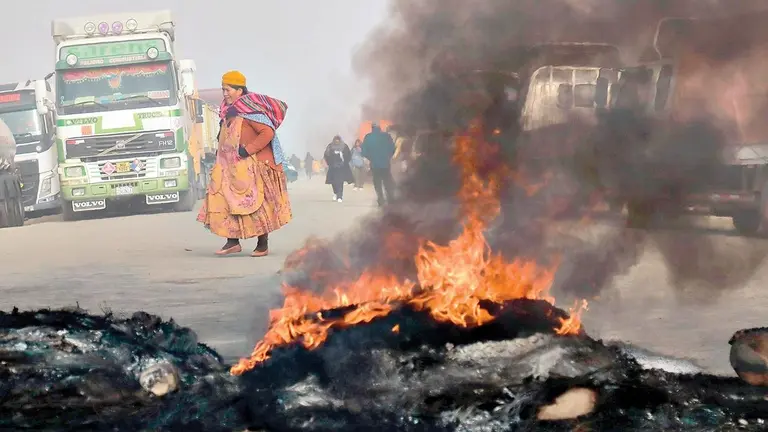 Veh&iacute;culos de transporte pesado bloquean v&iacute;as en la ciudad de El Alto./ APG