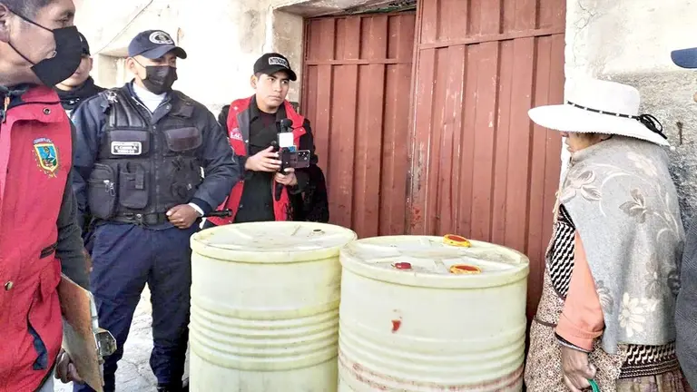 Los turriles con aceite decomisados en El Alto./ ABI