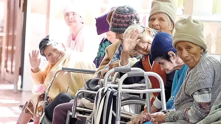 Un grupo de mujeres adultas mayores en una casa de reposo./ ARCHIVO