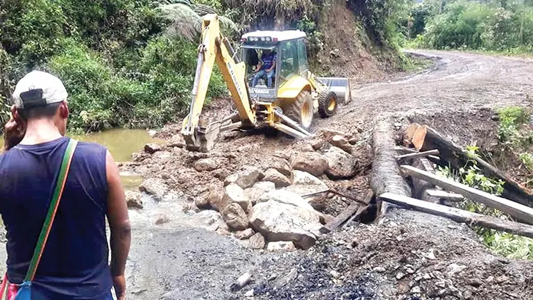 Maquinaria del Sedcam repara una v&iacute;a al oriente del pa&iacute;s./ GOBERNACI&Oacute;N