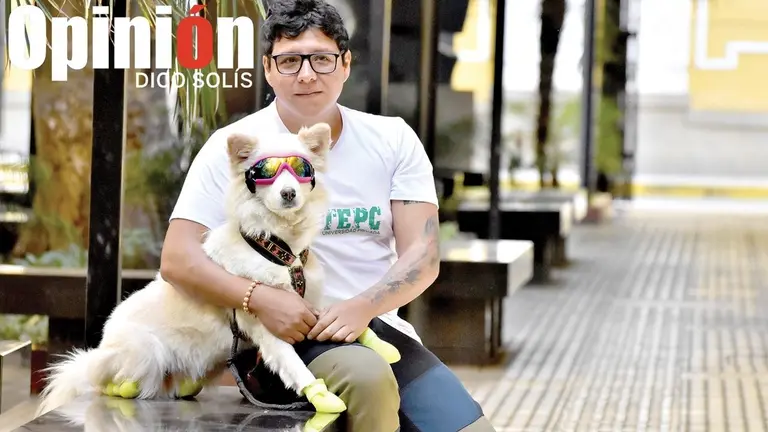 El cochabambino Zac junto a su mascota en la ciudad. /  DICO SOLÍS