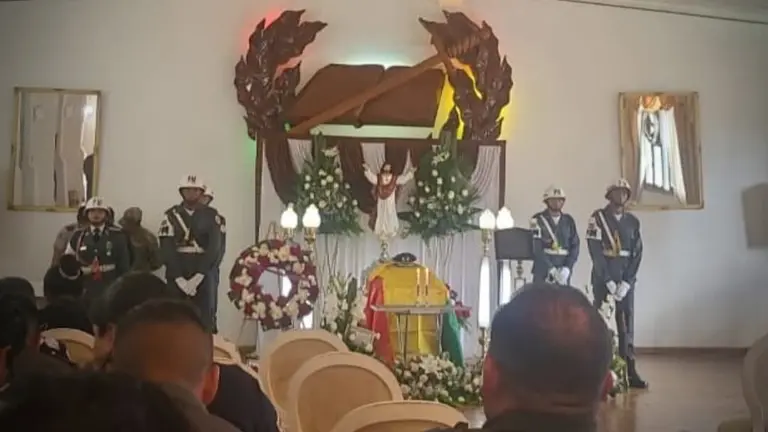 El cuerpo sin vida del coronel Juan Javier Soliz C&aacute;ceres, comandante del Regimiento de Satinadores 2 &ldquo;Francisco Manchego&rdquo; es velado en Escuela de Comando y Estado Mayor. BOLIVIA TV