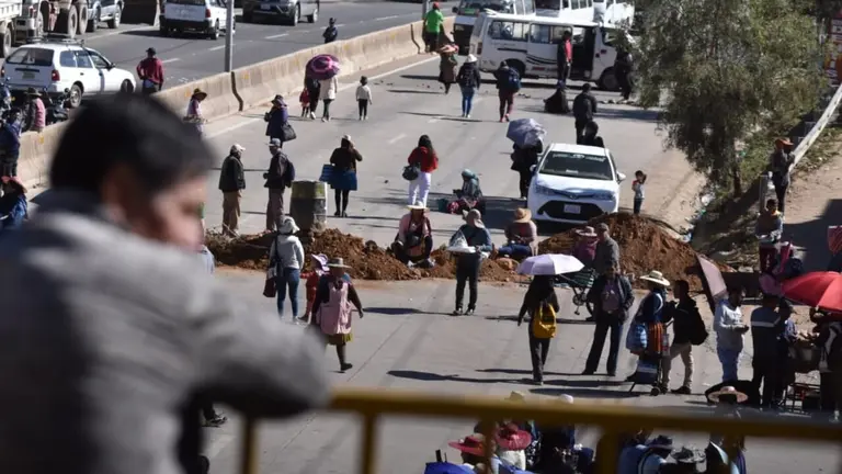 Imagen de un punto de bloqueo de caminos en Cochabamba, en d&iacute;as anteriores. DICO SOL&Iacute;S