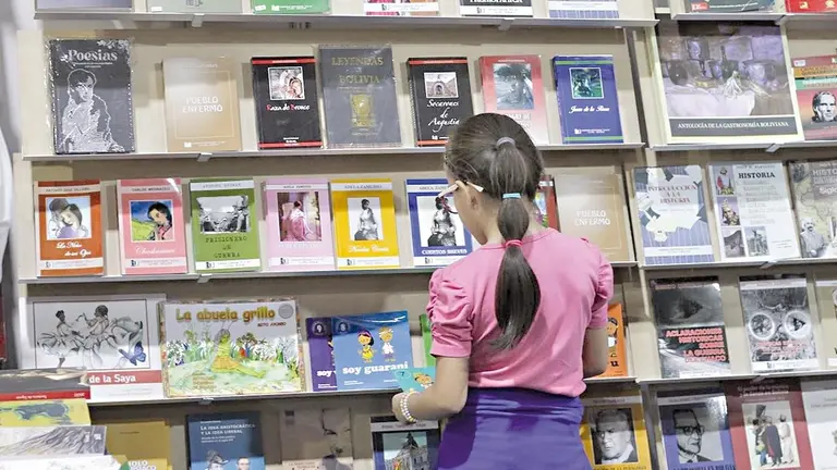 Una adolescente en la FIL de Santa Cruz 2024./ CORTES&Iacute;A