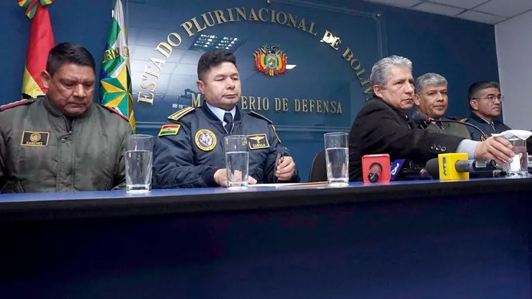 El Alto Mando militar junto al ministro de Defensa, Edmundo Novillo./ APG