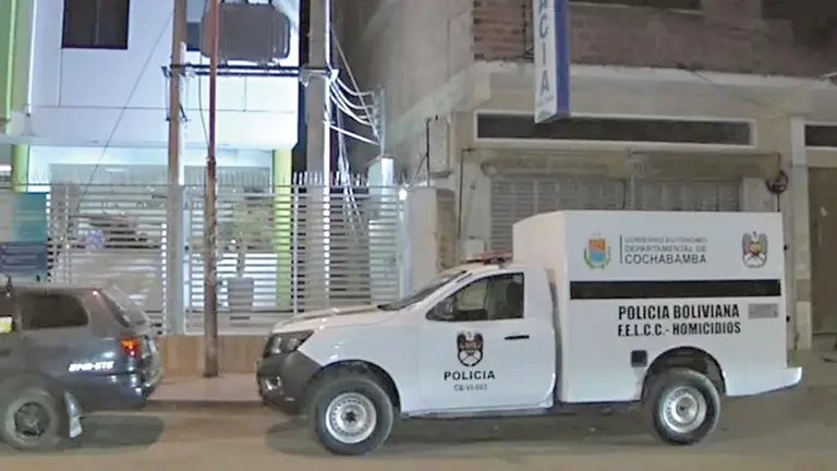 Veh&iacute;culo policial en puertas de la cl&iacute;nica donde lleg&oacute; el curandero, el 2 de junio./ RED UNO