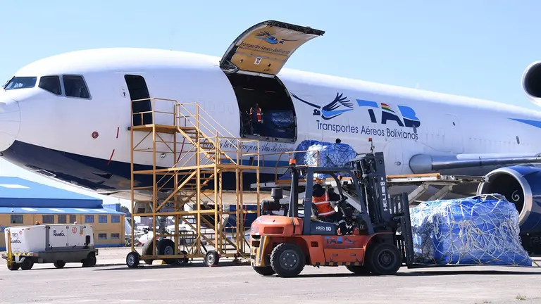 Un avi&oacute;n del TAB transport&oacute; las cargas con carne de pollo a La Paz. MDPyEP