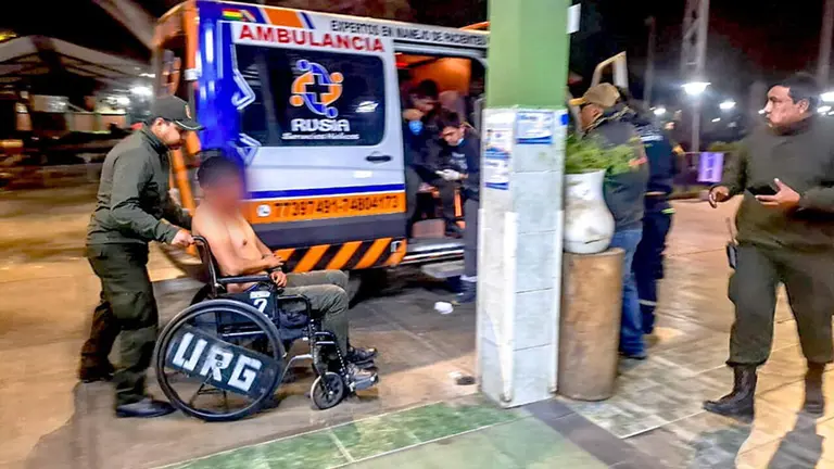 Uno de los heridos en los enfrentamientos en Vinto, cuando era trasladado a un recinto hospitalario. MINISTERIO DE SALUD Y DEPORTES