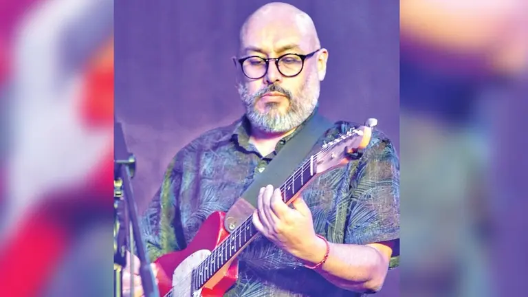 Vadik Barron, durante el concierto del jueves en el teatro Adela Zamudio./ ALMA TUNANTE