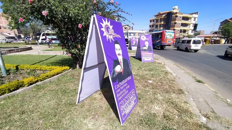 Propaganda de APB S&uacute;mate en una rotonda de la ciudad./ DICO SOL&Iacute;S