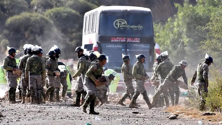 Operativo policial y militar de desbloqueo en la ruta que une Cochabamba con el occidente del pa&iacute;s. DICO SOL&Iacute;S