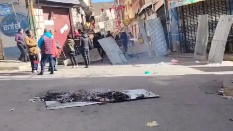 Ayudados de calaminas, piedras, llantas, turriles y alambre, los vecinos de Llallagua instalaron barricadas en cada esquina, consolidando as&iacute; su defensa del poblado. CAPTURA DE PANTALLA