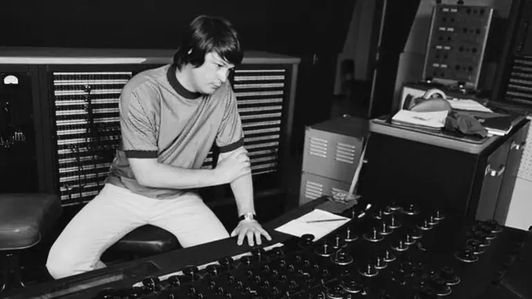 Una imagen juvenil de Brian Wilson, produciendo uno de sus discos. Pinterest
