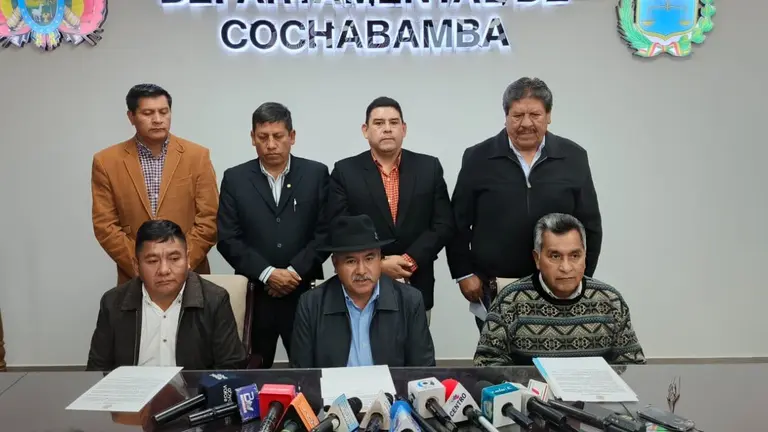 El gobernador Humberto S&aacute;nchez y representantes de otras instituciones, este 11 de junio. GOBERNACI&Oacute;N