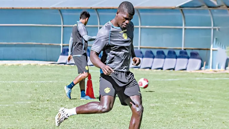 El Celeste entrena en su sede./ CLUB AURORA