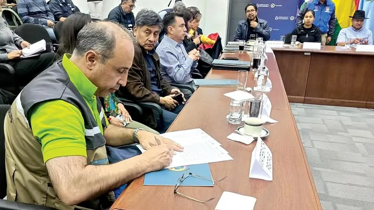 Autoridades en la firma de la alianza en la Gobernaci&oacute;n./ GOBERNACI&Oacute;N