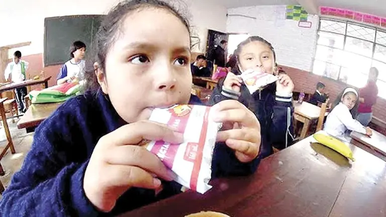 Dos ni&ntilde;as disfrutan del desayuno escolar en Cochabamba./ ARCHIVO