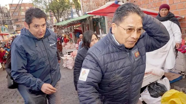 La presencia del viceministro de Defensa del Consumidor, Jorge Silva generó molestia en la gente./ APG