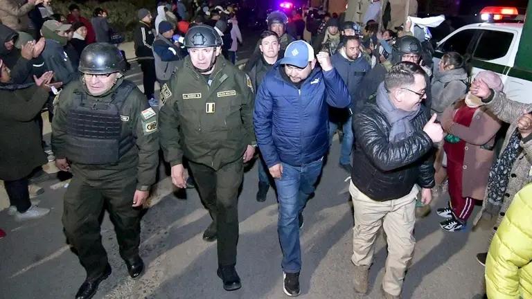 Con aplausos, ondeando pa&ntilde;uelos blancos y el sonido de petardos, los pobladores formaron columnas desde la tarde en el ingreso al municipio para recibir a los efectivos./ APG