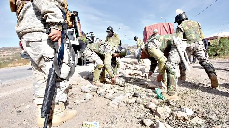 Militares desbloquean la ruta que vincula Cochabamba con el occidente del pa&iacute;s./ DICO SOL&Iacute;S